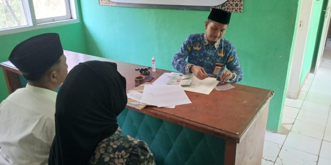Penghulu KUA Ciemas Pandu Pelaksanaan Akad Nikah di Kantor KUA