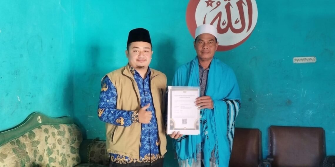 Penyerahan SKT Majelis Taklim, Penyuluh KUA Bantargadung Dorong Tertib Administrasi Kelembagaan
