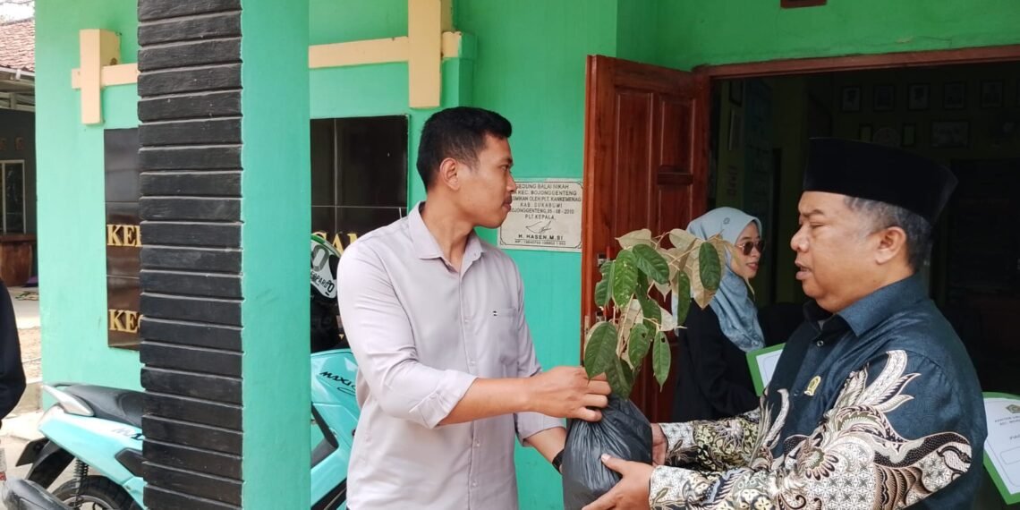 KUA Bojonggenteng Jalankan Program Ekoteologi, Ajak Catin Tanam Satu Pohon