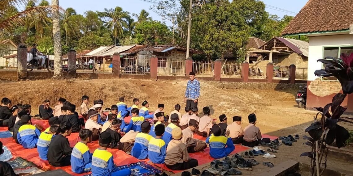 Bimluh di SDN Pasirpanjang, Penyuluh KUA Ciracap Ajak Siswa Menjadi Anak Saleh