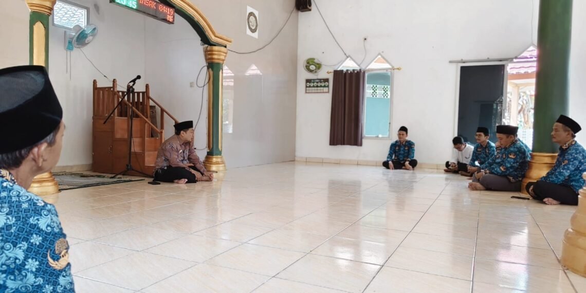 Pegawai KUA Ciracap Gemakan Shalawat Bersama Kasi Bimas Islam di Masjid Al Barokah