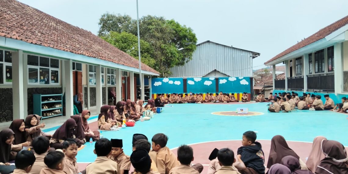 Penghulu KUA Lengkong Membersamai Istighosah dan Yasinan di MI Bojonghaur