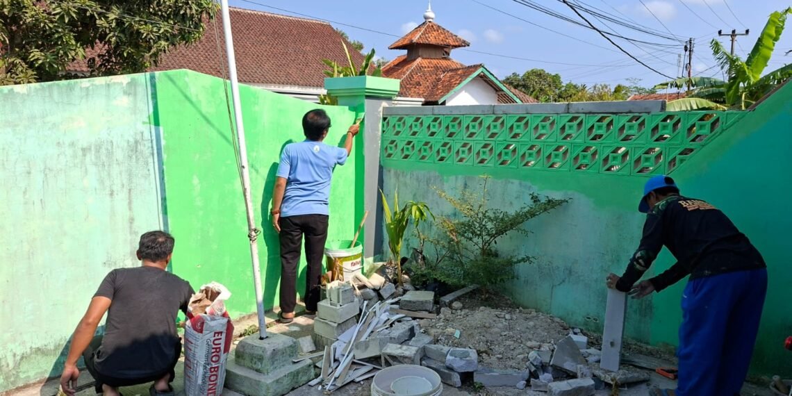 Bikin Suasana Lebih Asri, KUA Cibitung Sulap Halaman Kantor Jadi Taman Hijau