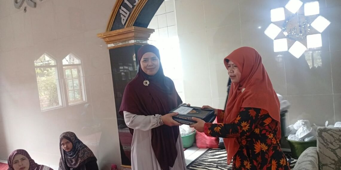 Penyuluh Agama Islam KUA Cisaat Hadiri Maulid Nabi Sekaligus Serahkan Wakaf Al-Qur’an