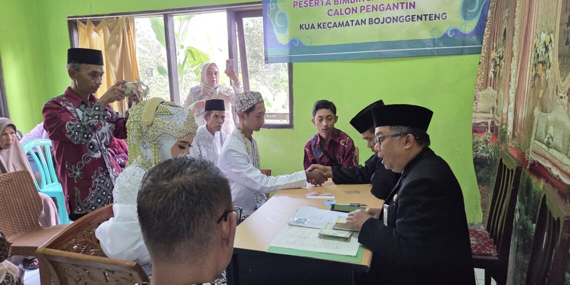 Kepala KUA Bojonggenteng Laksanakan Pencatatan Nikah di Kantor