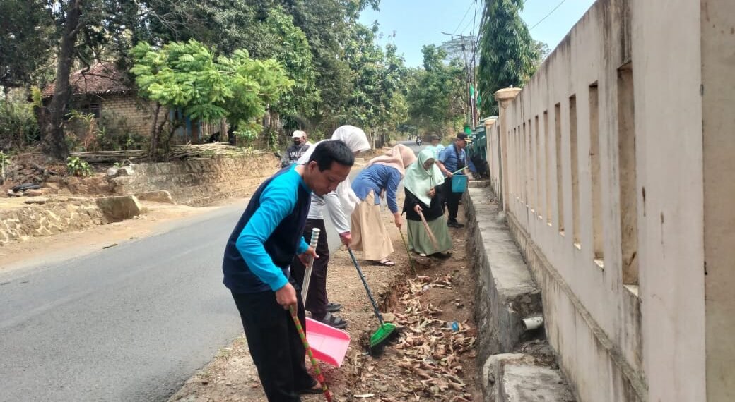 GEMAH ASRI KUA Ciracap, Menjaga Kebersihan Lingkungan Kerja
