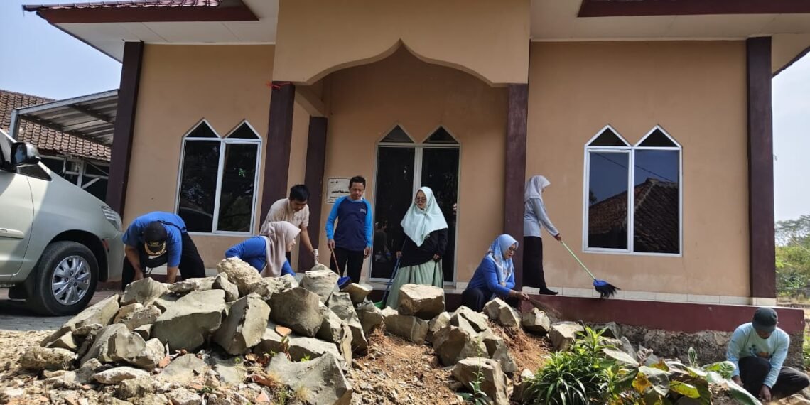 Jumat Bersih di Masjid Al Barokah, Pegawai KUA Ciracap Gerakkan GEBER MAS
