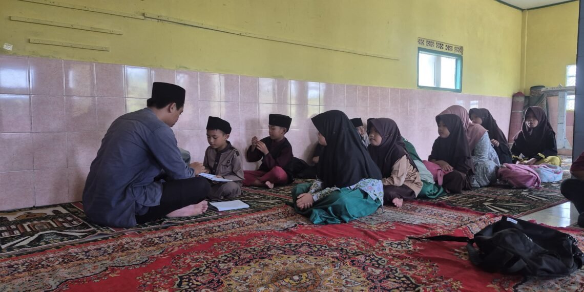 Penyuluh KUA Cibitung Bimbing Santri MDTU Miftahul Ma’rifah Perdalam Bacaan dan Tajwid Al-Qur’an