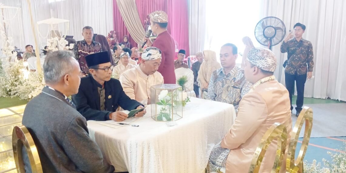 Penghulu KUA Parungkuda Pimpin Akad Nikah di GOR Komplek PLN