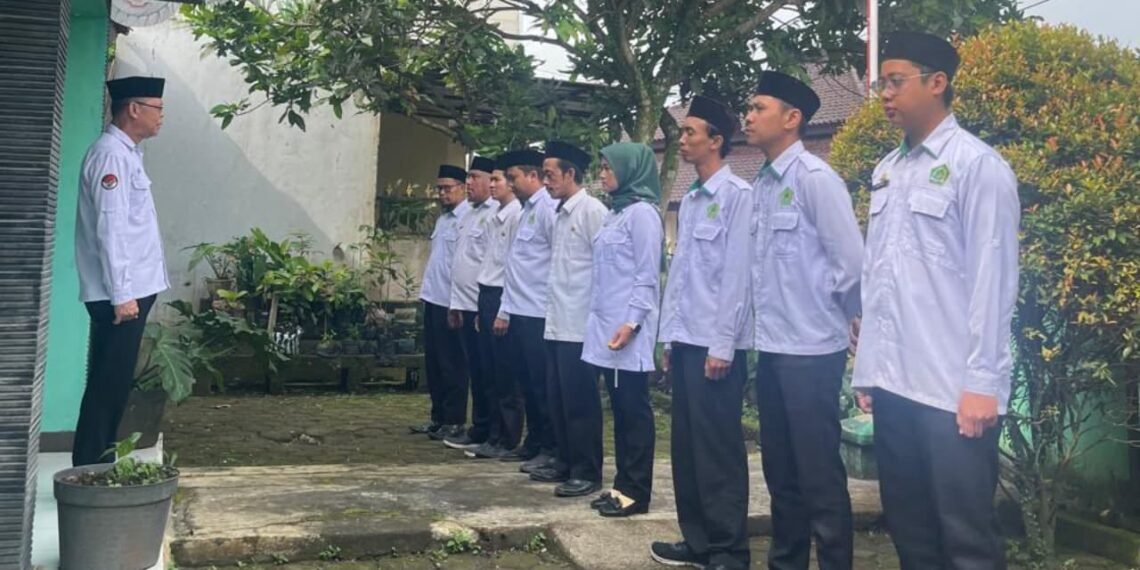 Kepala KUA Cidahu Pimpin Apel, Tekankan Kedisiplinan dan 5 Budaya Kerja