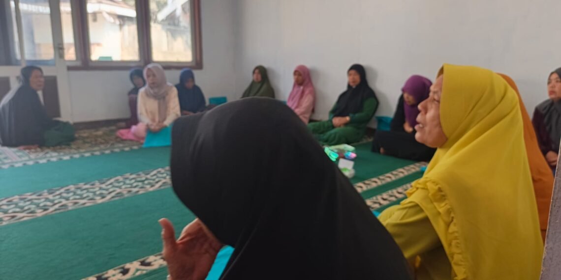 Penyuluh KUA Lengkong Perkuat Pemahaman Fikih Salat di MT Fathul Iman