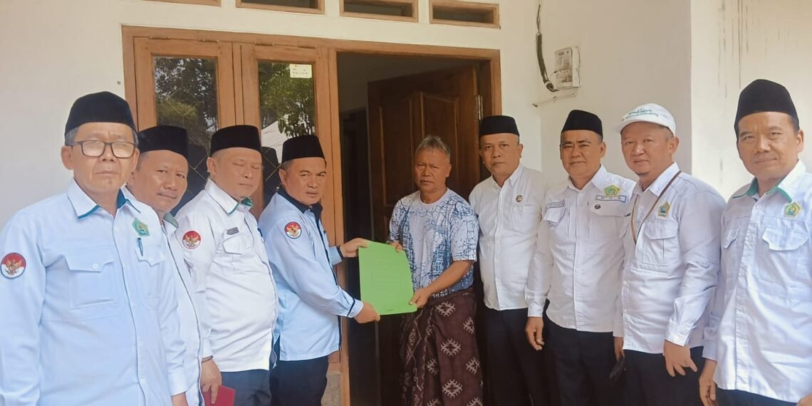 APRI dan IPARI Kabupaten Sukabumi Sampaikan Kepedulian kepada Pensiunan Pengawas Madrasah Terdampak Kebakaran