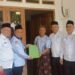 APRI dan IPARI Kabupaten Sukabumi Sampaikan Kepedulian kepada Pensiunan Pengawas Madrasah Terdampak Kebakaran