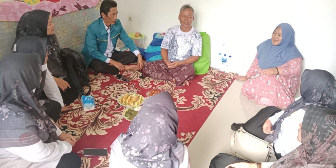 Kemenag Kabupaten Sukabumi Sampaikan Belasungkawa dan Bantuan kepada Pensiunan Pengawas Madrasah Terdampak Kebakaran