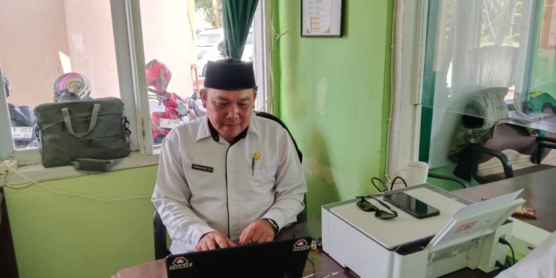 Di Balik Meja Kerja, Penghulu KUA Ciracap Menyiapkan Layanan bagi Masyarakat