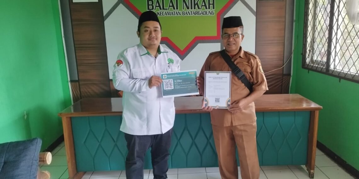 Penyuluh KUA Bantargadung Serahkan SKT Majelis Taklim dan ID Masjid Al Hikmah