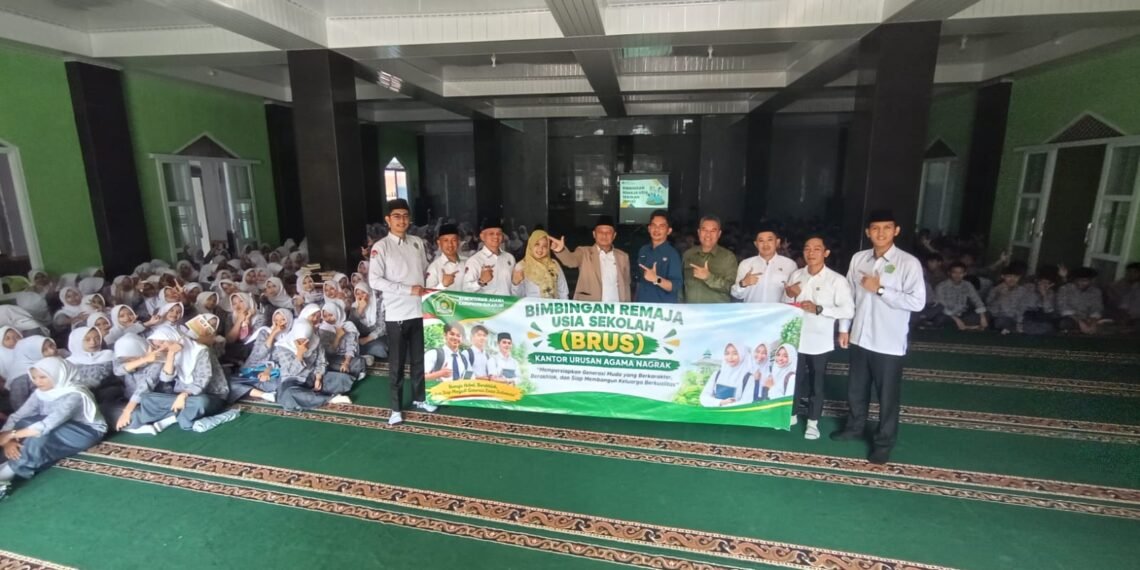 KUA Nagrak Gelar BRUS di SMAN 1 Nagrak, Bekali Remaja tentang Kesehatan dan Pencegahan Pernikahan Dini