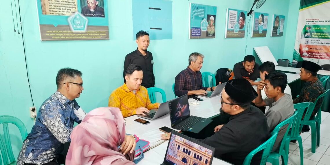 Tim Kanwil Jabar Dampingi Madrasah, Kasi Penmad Kemenag Sukabumi Tekankan Ketertiban Data