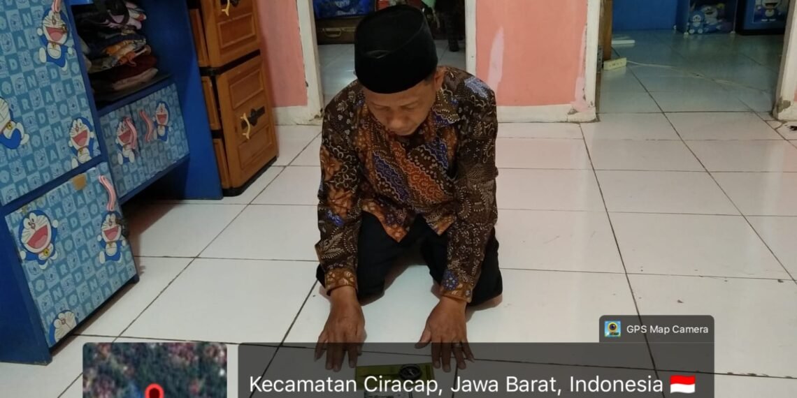 Kalibrasi Arah Kiblat Rumah Warga, Penyuluh KUA Ciracap Berikan Layanan Keagamaan