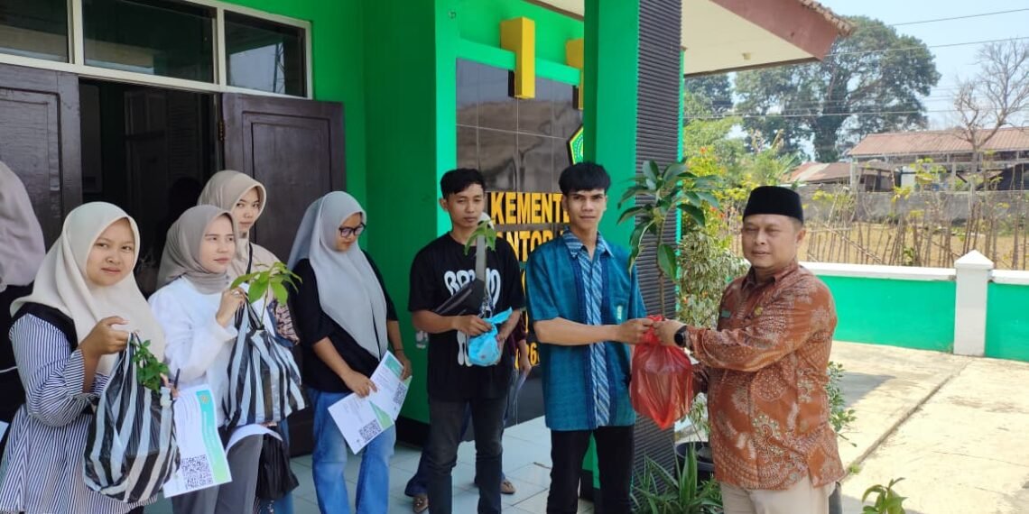 Satu Akad Satu Pohon, KUA Nagrak Tanamkan Komitmen Cinta dan Kepedulian Lingkungan