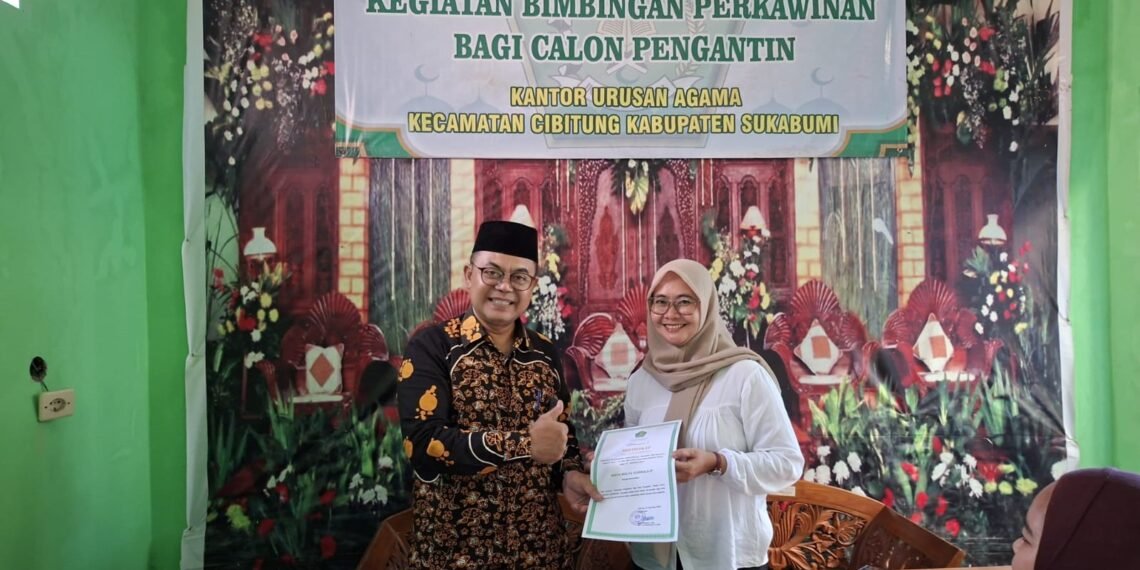 Kepala KUA Cibitung Berikan Penghargaan kepada Narasumber Bimwin