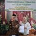 Kepala KUA Cibitung Berikan Penghargaan kepada Narasumber Bimwin