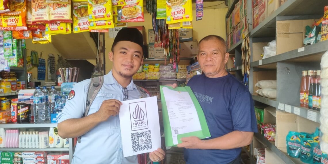 Sambut Wajib Halal Oktober, Penyuluh KUA Cikakak Dampingi UMKM Terima Sertifikat Halal