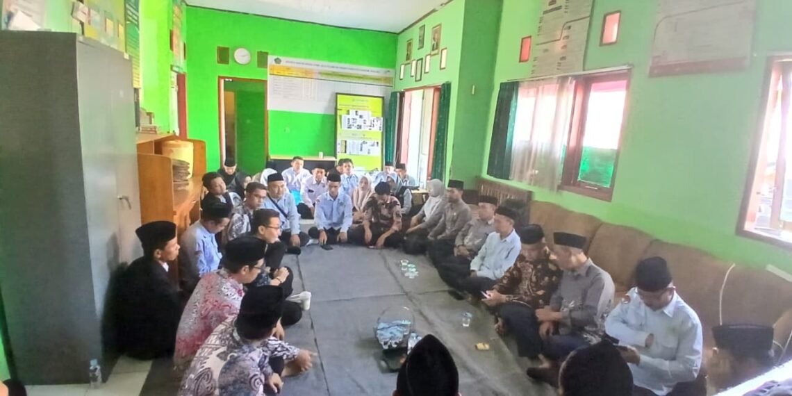 Pembinaan di KUA Purabaya, Kasi Bimas Islam Perkuat Kekompakan dan Pelaporan e-Kinerja