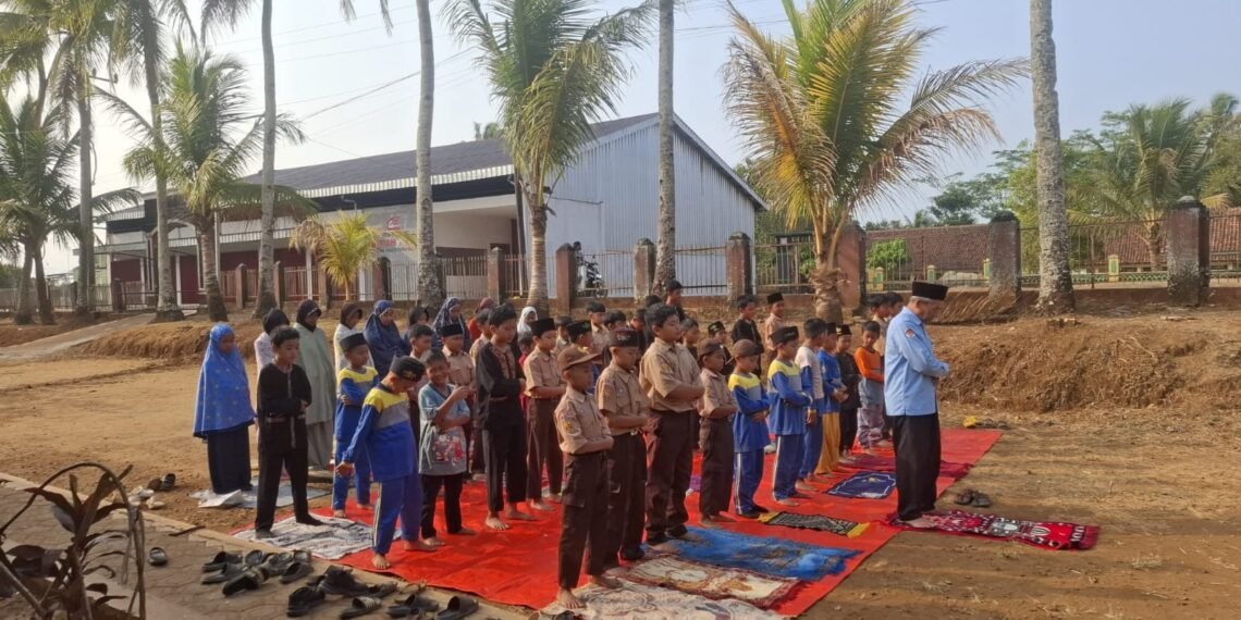 Penyuluh KUA Ciracap Tanamkan Adab dan Pembiasaan Ibadah kepada Siswa SDN Pasirpanjang