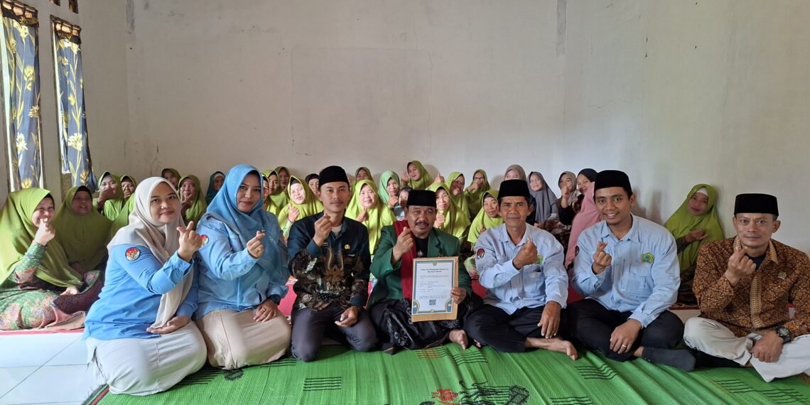 Penyuluh KUA Cibitung Perkuat Bimbingan Keagamaan dan Serahkan SKT Majelis Taklim Bahrul Ulum