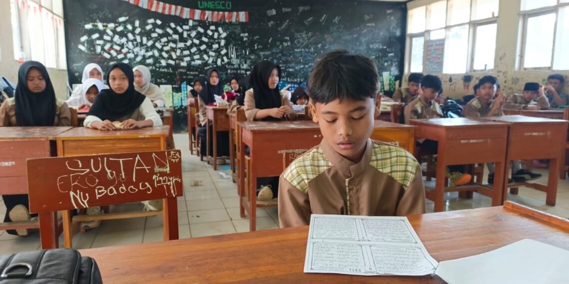 Penyuluh KUA Lengkong Dampingi Siswa SMPN 1 melalui Tes BTQ dan Bimbingan Salat Duha
