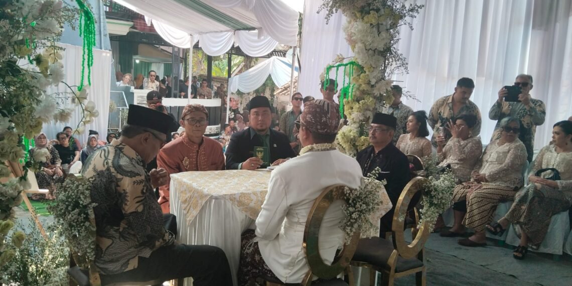 Layani Pernikahan di Tengah Masyarakat, Penghulu KUA Cikakak Tunaikan Tugas di Desa Cimaja