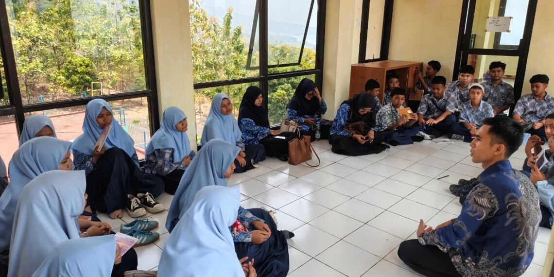 Siswa SMP IT Al Fatih Belajar Pengamatan Hilal di POB Cibeas