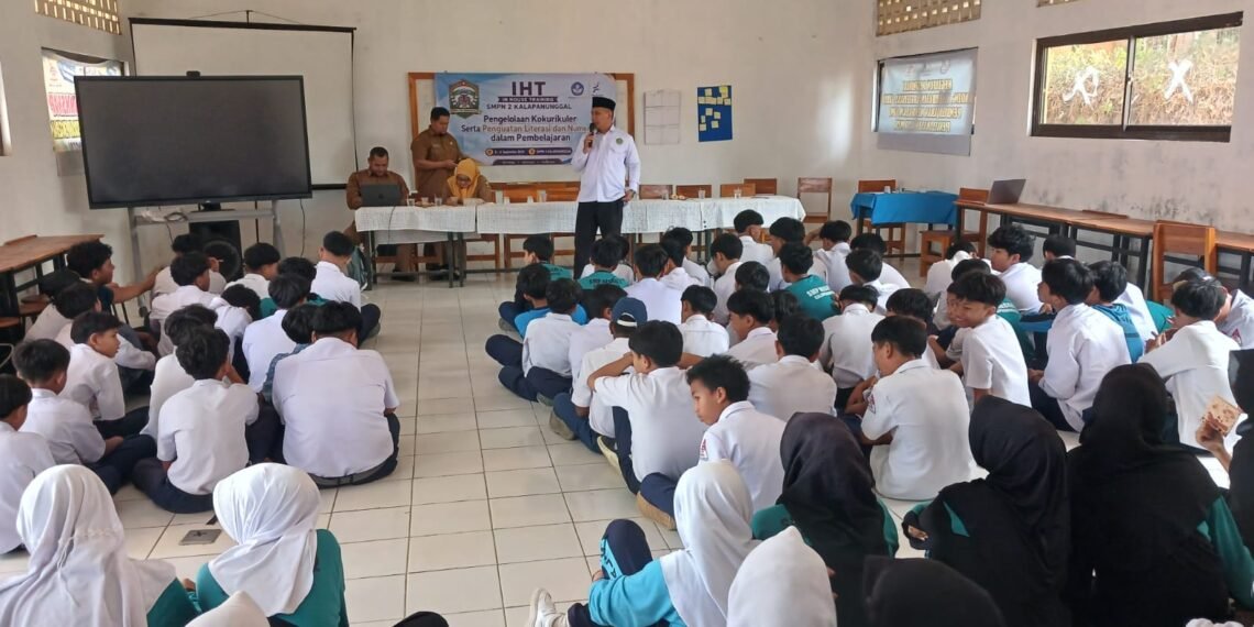 KUA Kalapanunggal Bersama Lintas Sektor Berikan Pembinaan BRUS di SMPN 2 Kalapanunggal