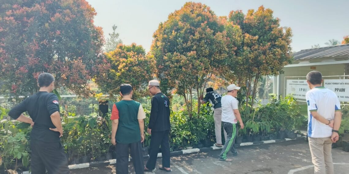 KUA Sukaraja Gelar GEMAH ASRI, Wujudkan Ekoteologi melalui Jumat Bersih