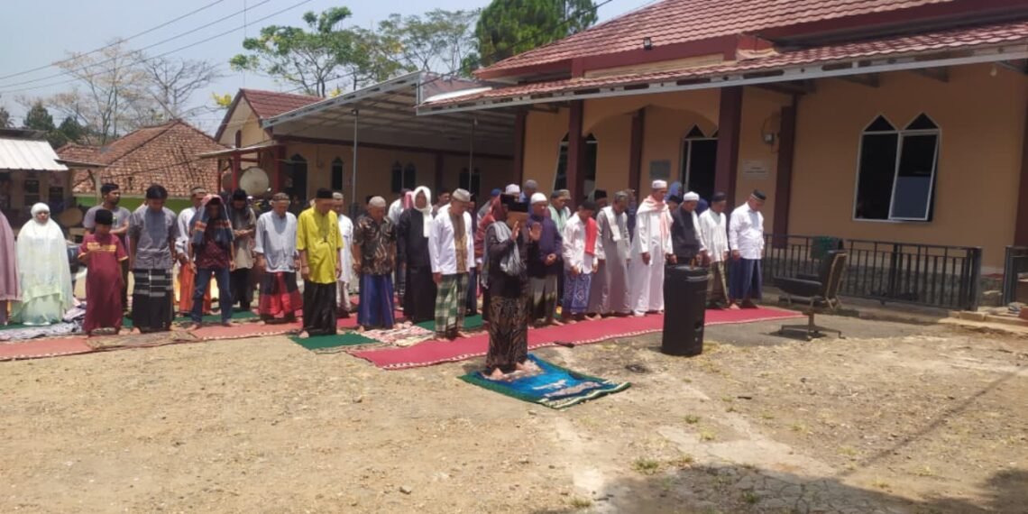 Penyuluh KUA Waluran Pimpin Salat Istisqa, Ajak Jamaah Bermuhasabah di Tengah Kemarau