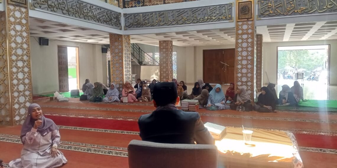 Penyuluh KUA Sukalarang Sampaikan Keutamaan Salat Tasbih dalam Pengajian Binaan