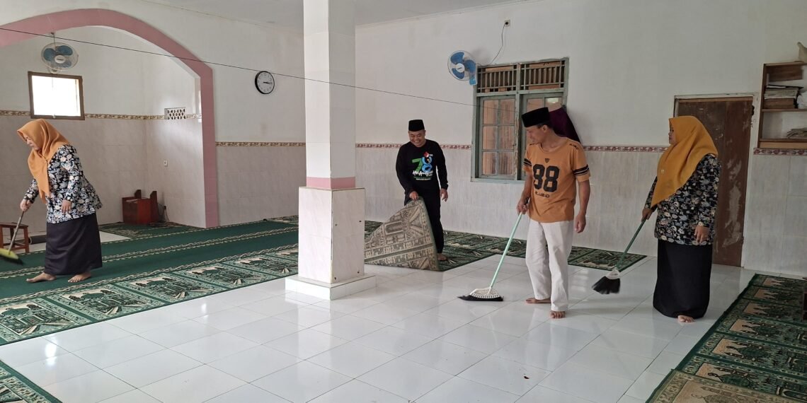 KUA Cibitung Gerakkan GEBER MAS, Rawat Kebersihan Masjid Al-Ikhlas Cibitung