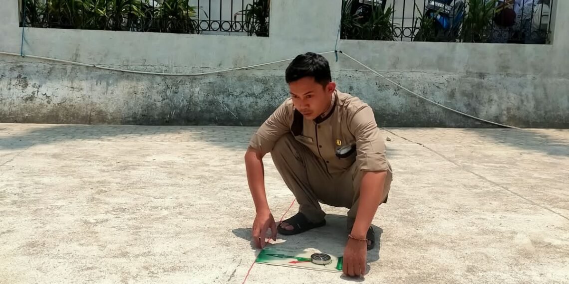 Penyuluh KUA Cimanggu Pastikan Arah Kiblat Sebelum Salat Istisqa