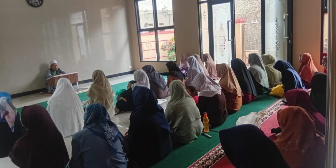 Penyuluh KUA Cisaat Sampaikan Lima Sifat Anak dalam Pengajian Majelis Taklim Annurdin