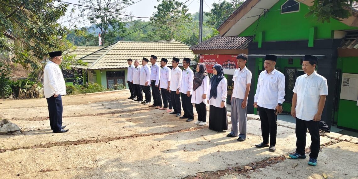 KUA Bantargadung Laksanakan Apel Pagi, Kepala KUA Tekankan Evaluasi Kinerja