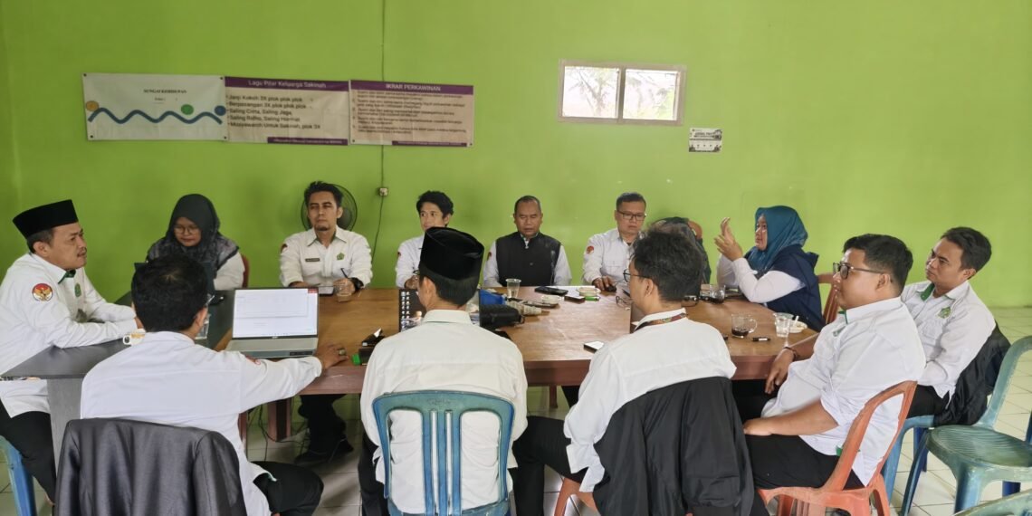 Rapat Pembinaan Pegawai KUA Gunungguruh Perkuat Koordinasi Lintas Sektoral