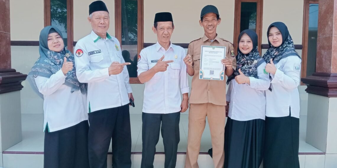 KUA Cisolok Serahkan SKT kepada Majelis Taklim Al-Hidayah Cipawenang