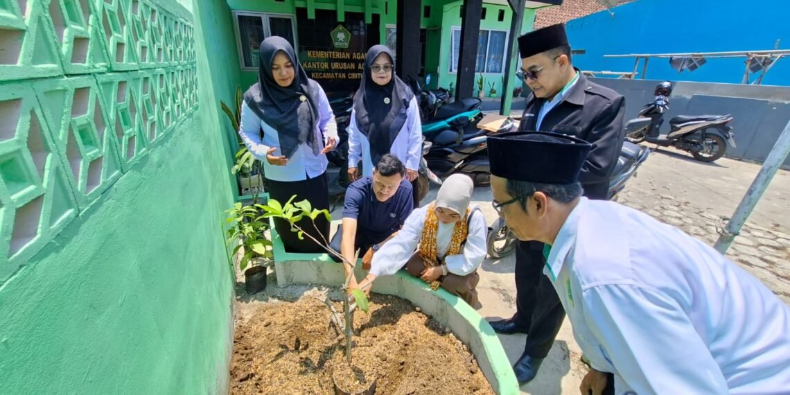 PEPELING KUA Cibitung Jadikan Bibit Pohon Simbol Kepedulian Lingkungan Calon Pengantin