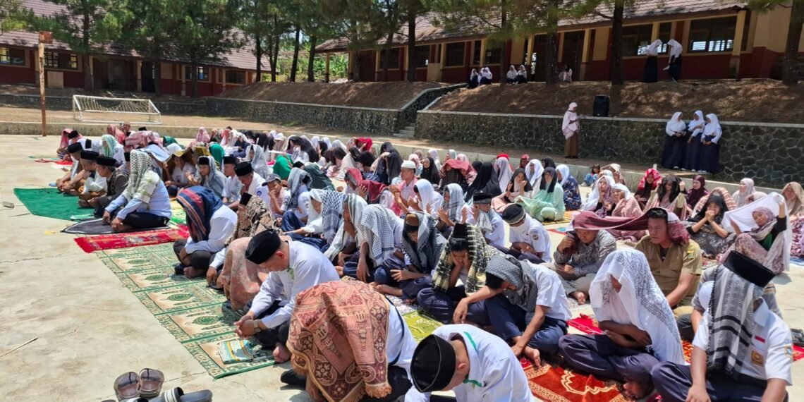 KUA Jampangkulon Bersinergi dengan SMPN 4 Gelar Salat Istisqa