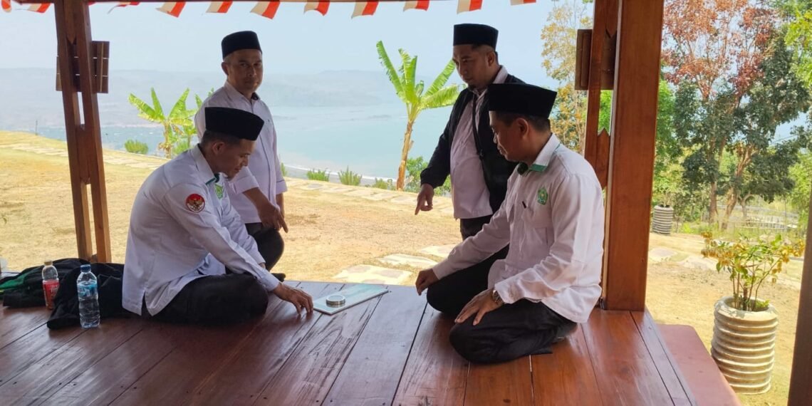 Penyuluh KUA Ciemas Kalibrasi Arah Kiblat di Puncak Aher