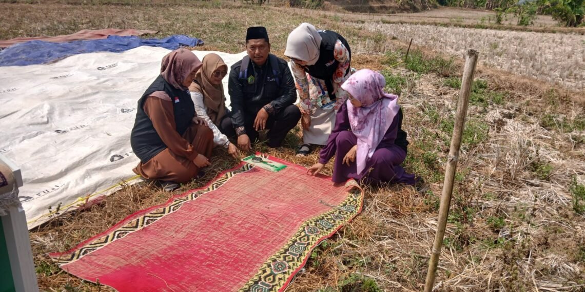 Penyuluh KUA Sagaranten Kalibrasi Arah Kiblat untuk Persiapan Salat Istisqa di Desa Cibitung
