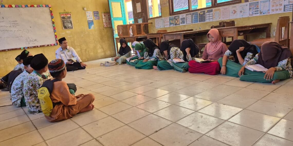 Penyuluh KUA Cibitung Lanjutkan Pembelajaran BTQ melalui Tahsin Surah An-Nas di MDTU Az-Zahra