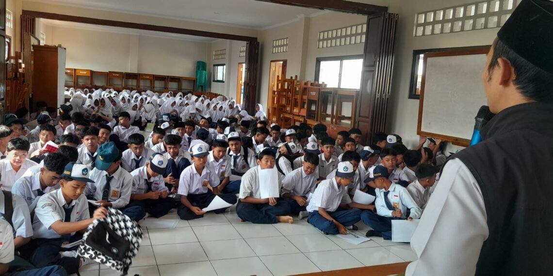 KUA Sukalarang Gelar BRUS untuk Penguatan Karakter Remaja di SMP Islam Al-Ghazali