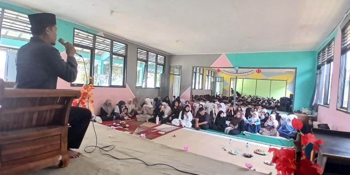 Penyuluh KUA Purabaya Berikan BRUS di SMPN 1 Purabaya, Bekali Siswa tentang Akhlak dan Pergaulan